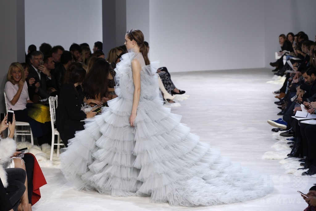 「ジャンバティスタ・ヴァリ」16年春夏パリ・オートクチュール