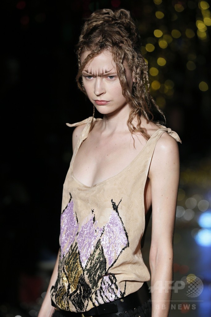 「ユニセックス」にまとう服、「ヴィヴィアン・ウエストウッド ゴールドレーベル」15/16秋冬