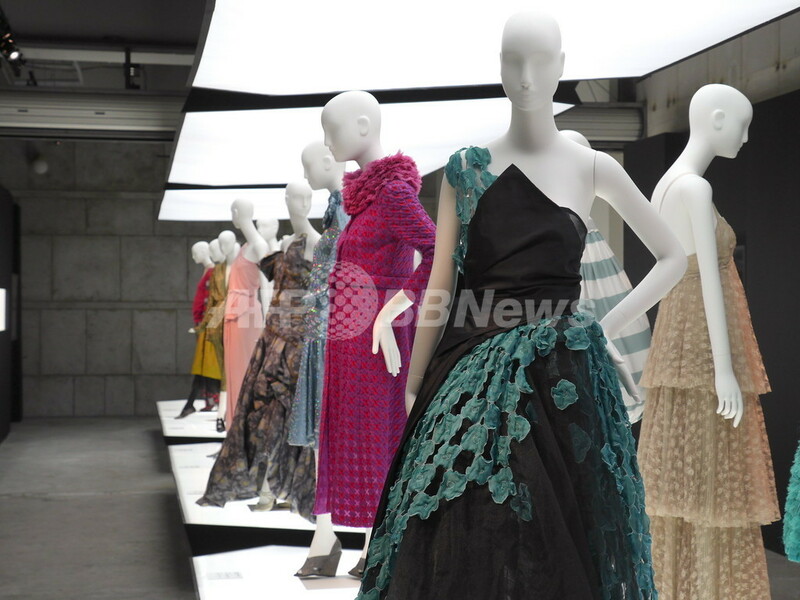 マーク ジェイコブス回顧展14日まで、貴重なショーピースが一堂に