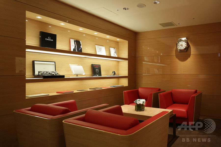 「オメガブティック心斎橋」リニューアル、片岡愛之助がテープカット