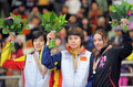表彰式に臨む（左から）2位の%%Liu Qiuhong%%（中国）、優勝したオウ・モウ、3位のカリーナ・ロベルジェ（%%Kalyna Roberge%%、カナダ）。(c)AFP/KIM JAE-HWAN