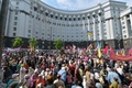 ウクライナの首都キエフ（Kiev）にある政府庁舎前で行われたメーデーの集会（2014年5月1日撮影）。(c)AFP/SERGEI SUPINSKY