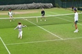 テニス、ウィンブルドン選手権。練習コートで子供たちとのトレーニングに臨むノバク・ジョコビッチ（右、2024年7月10日撮影）。(c)ANDREJ ISAKOVIC / AFP