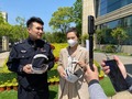 競売にかける自動車をライブ配信で紹介するキャスターと裁判所の職員（2020年4月28日撮影）。(c)Xinhua News