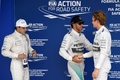 14F1第18戦ブラジルGP（Brazilian Grand Prix 2014）予選。チームメートのルイス・ハミルトン（Lewis Hamilton、中央）にポールポジション獲得を祝福されるメルセデスAMG（Mercedes AMG）のニコ・ロズベルグ（Nico Rosberg、右、2014年11月8日撮影）。(c)AFP/NELSON ALMEIDA