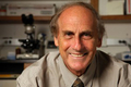 2011年のノーベル医学生理学賞の受賞が決まったカナダのラルフ・シュタインマン（Ralph Steinman）氏（撮影日、撮影地不明）。(c)AFP/Rockefeller University
