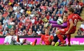14-15イングランド・プレミアリーグ第4節、リバプール（Liverpool FC）対アストン・ビラ（Aston Villa）。得点を挙げるアストン・ビラのガブリエル・アグボンラホル（Gabriel Agbonlahor、2014年9月13日撮影）。(c)AFP/PAUL ELLIS