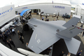 英サリー（Surry）州で開催されたファンボロー国際航空ショー（Farnborough International Airshow）で、統合打撃戦闘機（Joint Strike Fighter、JSF）F35の模型の前に集まる9か国の将官・少将（2004年7月21日撮影）。(c)AFP/CARL DE SOUZA
