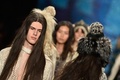 米ニューヨーク市内で発表された「アナ スイ」15/16年秋冬コレクション（2015年2月18日撮影）。(c)AFP/Getty Images/Slaven Vlasic