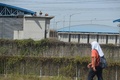 エクアドル・グアヤキルのリトラル刑務所で、屋根の上で座る受刑者（2021年9月28日撮影）。(c)Fernando Mendez / AFP