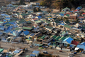 北朝鮮による23日の砲撃で大きな被害を受けた韓国・延坪（Yeonpyeong）島で25日、メディアツアーが行われ、報道陣に被害の模様が公開された。前日までに撮影されたものも含め、砲撃後の島の様子を伝える写真を集めた。

写真は、砲撃を受けた地区（2010年11月24日撮影）。(c)AFP/DONG-A ILBO
