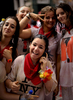 1週間にわたる牛追いが有名なスペイン北部パンプロナ（Pamplona）の祭りサン・フェルミン（San Fermin）が6日正午、「チュピナソ」と呼ばれる花火の打ち上げとともに始まりを告げた。

写真は市庁舎前で行われた「チュピナソ」を祝う人たち（2012年7月6日撮影）。(c)AFP/Pedro ARMESTRE