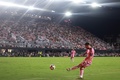 MLSカップ、イースタンカンファレンス1回戦（3回戦制）、インテル・マイアミ対アトランタ・ユナイテッド。パスを出すインテル・マイアミのリオネル・メッシ（2024年10月25日撮影）。(c)Carmen Mandato/Getty Images/AFP