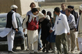 2007年8月29日、アフガニスタンのガズニ州（Ghazni）で、イスラム原理主義勢力タリバン（Taliban）による拘束から第2陣として解放された韓国人人質。(c)AFP/ SHAH MARAI