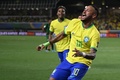 2026年サッカーW杯北中米大会南米予選、ブラジル対ボリビア。得点を挙げて喜ぶブラジルのネイマール（右、2023年9月8日撮影）。(c)CARL DE SOUZA / AFP