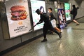 香港・九龍の鑽石山駅構内を破壊するデモ隊（2019年10月7日撮影）。(c)Philip FONG / AFP