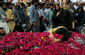 2007年12月30日、パキスタンのGarhi Khuda Bakshにある、殺されたパキスタンのベナジル・ブット（Benazir Bhutto）元首相一族の霊廟に集まった支持者たち。(c)AFP/Asif HASSAN