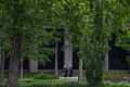 米オクラホマ州タルサで、前日に銃撃事件が起きた病院の周辺を巡回する警察官（2022年6月2日撮影）。(c)CHANDAN KHANNA / AFP