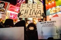 韓国ソウルで、中国で行われているデモを支持する集会を開く人々（2022年11月30日撮影）。(c)Anthony WALLACE / AFP