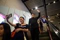 中国・香港の駅で手を振る金正恩（キム・ジョンウン）朝鮮労働党委員長のそっくりさんのハワードXさん（2018年6月7日撮影）。(c)AFP/Anthony WALLACE