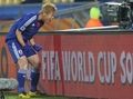 2010年サッカーW杯南アフリカ大会（%%2010 World Cup%%）1次リーグE組、デンマーク対日本。日本は3-1で勝利し、勝ち点6（2勝1敗）の同組2位で決勝トーナメントに進んだ。日本の決勝トーナメント進出は、自国開催以外のW杯では初めて。写真は前半17分に先制点を決めて喜ぶ日本の本田圭佑（%%Keisuke Honda%%）。（2010年6月24日撮影）(c)AFP/GABRIEL BOUYS