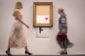 英覆面アーティスト、バンクシーの作品「Love is in the Bin」。ロンドンのサザビーズで（2021年9月3日撮影）。(c)Tolga Akmen / AFP