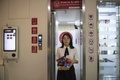 中国・天津の顔認証決済を導入しているスーパー「IFuree Go」で買い物を終えた女性（2019年8月21日撮影）。(c)Nicolas ASFOURI / AFP