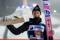 21-22スキージャンプW杯、男子個人第7戦。トロフィーを手に優勝を喜ぶ小林陵侑（2021年12月12日撮影）。(c)JENS SCHLUETER / AFP