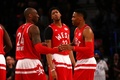 NBAオールスターゲーム2016。試合終盤、ロサンゼルス・レイカーズのコービー・ブライアントと言葉を交わすオクラホマシティ・サンダーのラッセル・ウエストブルック（2016年2月14日撮影）。(c)AFP/Getty Images/Elsa