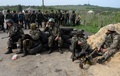 ウクライナ・スラビャンスク（Slavyansk）中心部から7キロ離れたアンドレーフカ（Andreevka）の村で、掌握した検問所の近くに集まったウクライナ軍の兵士たち（2014年5月2日撮影）。(c)AFP/VASILY MAXIMOV