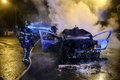仏西部ナントで、炎上する車の消火に当たる消防隊（2023年7月1日撮影）。(c)Sebastien SALOM-GOMIS / AFP