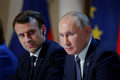 ロシアのウラジーミル・プーチン大統領（右）とフランスのエマニュエル・マクロン大統領（左、2019年12月9日撮影、資料写真）。(c)CHARLES PLATIAU / POOL / AFP
