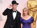 米ハリウッドで開催された第87回アカデミー賞授賞式のレッドカーペットに夫人と登場したJ・K・シモンズ（2015年2月22日撮影）。(c)AFP/MARK RALSTON