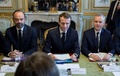 フランスの首都パリにある大統領府で、今後10年のエネルギー計画について議論する会議に臨む、エマニュエル・マクロン大統領（中央）、エドアール・フィリップ首相（左）、フランソワ・ドルジ環境相（右、2018年11月27日撮影）。(c)AFP/IAN LANGSDON