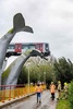 オランダ・ロッテルダム近郊の地下鉄駅で、車止めを突き抜け、クジラの尾の彫刻の上に止まった電車（2020年11月2日撮影）。(c)Robin Utrecht / ANP / AFP