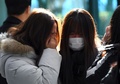 韓国ソウルの病院で、男性アイドルグループ「SHINee（シャイニー）」のキム・ジョンヒョンさんが搬送された病院に集まり、ジョンヒョンさんの死を悲しむファンたち（2017年12月19日撮影）。(c)AFP PHOTO / JUNG Yeon-Je