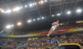 男子体操の跳馬の演技を行う韓国人選手（2008年8月9日撮影）。(c)AFP/FRANCK FIFE
