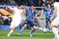 2022年サッカーW杯カタール大会アジア最終予選グループB、日本対ベトナム。相手選手とボールを競る久保建英（右、2022年3月29日撮影）。(c)Charly TRIBALLEAU / AFP