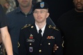 米メリーランド州フォートミードで開かれた軍法会議の場を後にする、改名前は「ブラッドリー・マニング」の名で知られていたチェルシー・マニング米陸軍上等兵（2013年8月20日撮影、資料写真）。(c)AFP/Saul LOEB