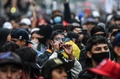 コロンビア・メデジンで開かれたマリフアナ合法化と反政府デモへの支持を訴える集会で、マリフアナたばこを吸う男性（2021年5月8日撮影）。(c)Joaquin SARMIENTO / AFP