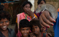 インド・ビハール州の村でネズミを見る「ムサハール」の人たち（2017年8月18日撮影）。(c)AFP PHOTO / SAJJAD HUSSAIN