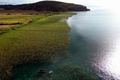アルバニア南東部にあるオフリド湖で考古資料を探すダイバーたち（2023年7月27日撮影）。(c)Adnan Beci / AFP
