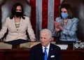 米首都ワシントンの連邦議会で開かれた米上下両院合同会議で演説するジョー・バイデン米大統領（手前中央）と、演説を聴くカマラ・ハリス副大統領（左奥）とナンシー・ペロシ下院議長（右奥、2021年4月28日撮影）。(c)JIM WATSON / POOL / AFP