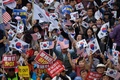 韓国・ソウル中心部で行われた、文在寅（ムン・ジェイン）大統領の退陣を要求するデモの参加者ら（2019年10月3日撮影）。(c）Ed JONES / AFP