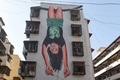 インド・ムンバイの集合住宅に描かれた壁画（2019年5月28日撮影）。(c)PUNIT PARANJPE / AFP