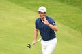 男子ゴルフ米国ツアーメジャー第4戦、第148回全英オープン3日目。18番でパットを決め、ギャラリーの歓声に応えるジャスティン・ローズ（2019年7月20日撮影）。(c)Andy BUCHANAN / AFP