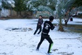 イラクの聖地カルバラで、雪の積もった公園内で遊ぶ人々（2020年2月11日撮影）。(c)Mohammed SAWAF / AFP
