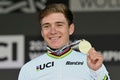 UCIロード世界選手権、エリート男子ロードレース。表彰式で金メダルを手に優勝を喜ぶレムコ・エベネプール（2022年9月25日撮影）。(c)WILLIAM WEST / AFP