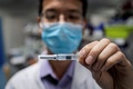新型コロナウイルス感染症（COVID-19）のワクチン候補。中国・北京の研究所で（2020年4月29日撮影、資料写真）。(c)Nicolas ASFOURI / AFP
