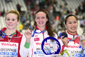 第16回世界水泳選手権、競泳女子200メートル個人メドレー決勝。メダルを手にポーズをとる（左から）ショバーン・マリー・オコナー、カティンカ・ホッスー、渡部香生子（2015年8月3日撮影）。(c)AFP/MARTIN BUREAU